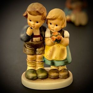 We Congratulate (with Base)

VINTAGE VERY CUTE GOEBEL HUMMEL 220